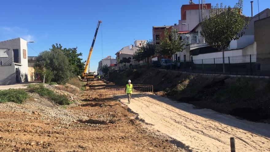 Grúa trabajando esta mañana en la nueva pasarela de Los Ramos