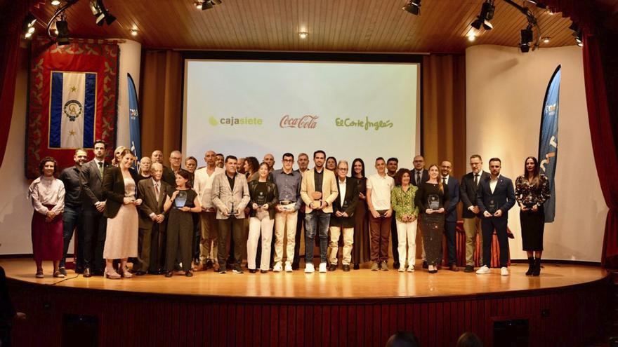 Foto de grupo al término de la gala desarrollada en el Círculo de Amistad. | E. D.