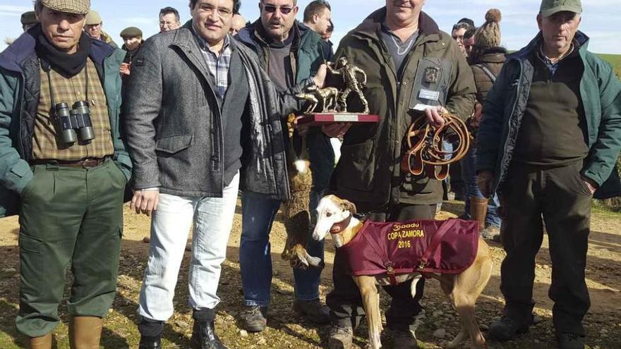 El propietario de Mayuca, José Fuentes, recibiendo los trofeos.