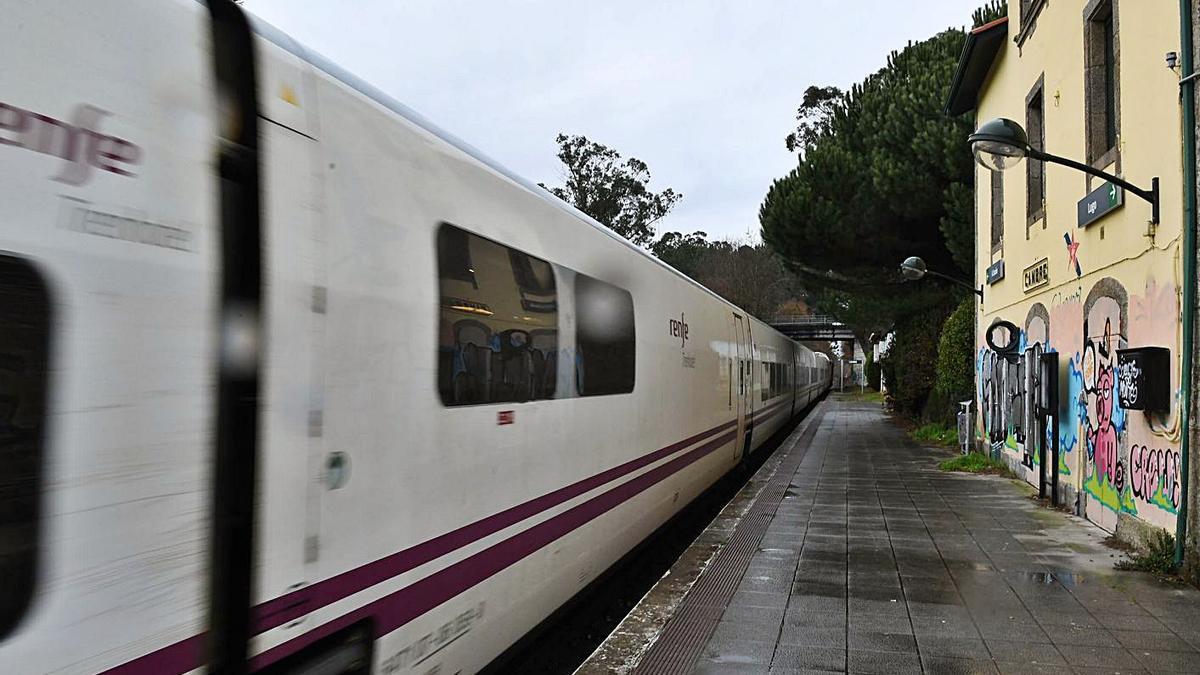 Un tren a su paso por la estación de Cambre. |   // VÍCTOR ECHAVE