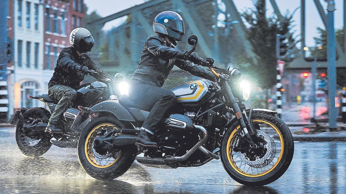 La BMW Motorrad R12, con su carácter retro, despierta la pasión de los amantes de las motos.