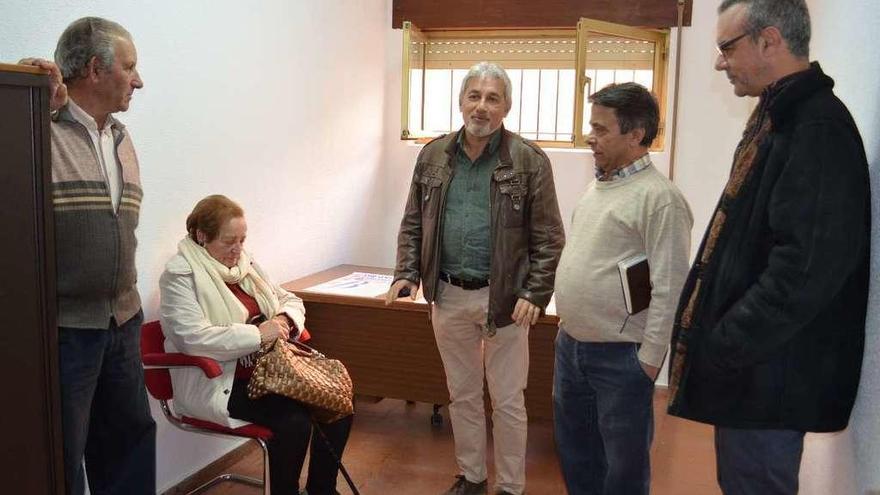 Miembros de Adibe junto a los concejales de Bienestar Social y Sanidad (en el centro), en la nueva sede.