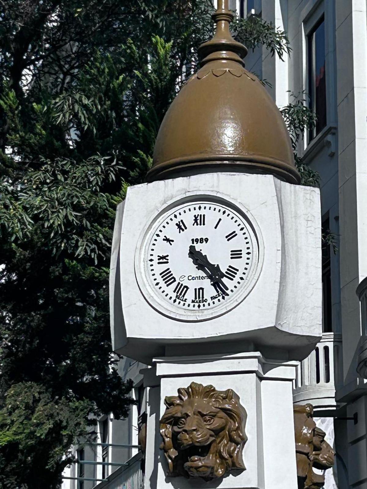 Un detalle del reloj, en cuaya esfera aparece "Valle mandó facelu"