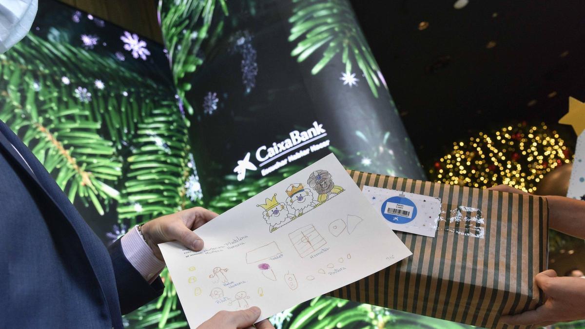 Una carta y un regalo de la campaña &#039;El árbol de los sueños&#039; de CaixaBank