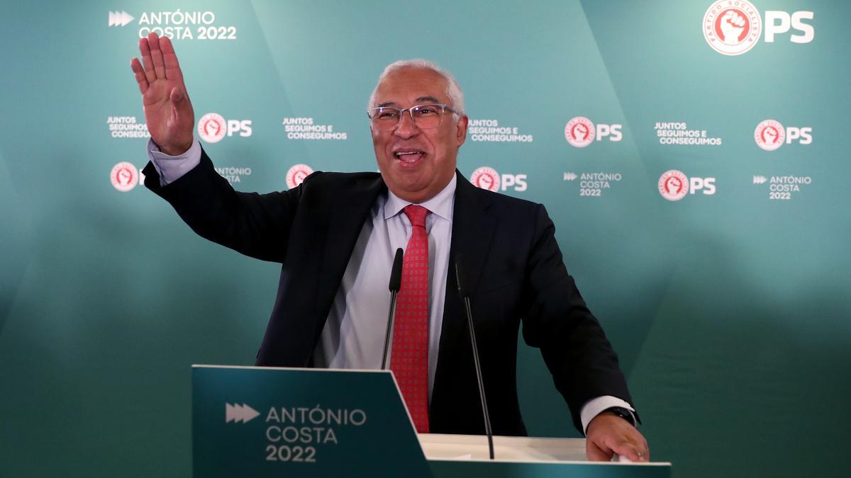 El socialista Antonio Costa celebrant la victòria a Lisboa