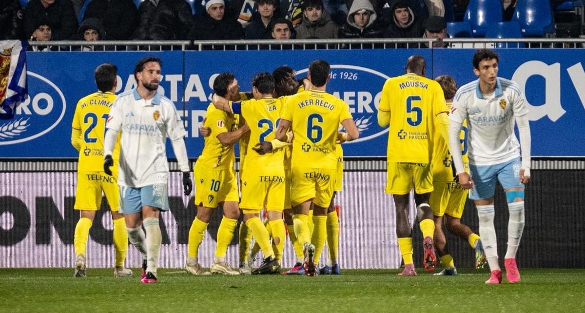 Sebas Moyano y Juan Sebastián, abatidos mientras los jugadores del Cádiz celebran el primer gol.