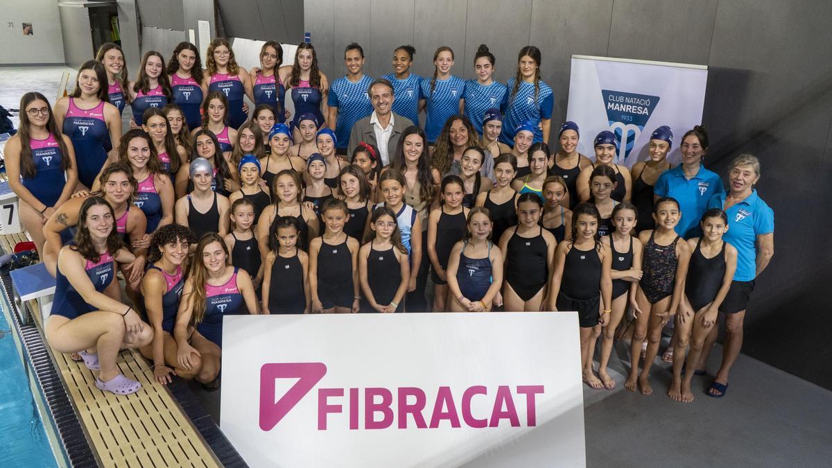 Els equips del CN Manresa femení de natació i artística, amb les autoritats, durant la presentació del patrocini