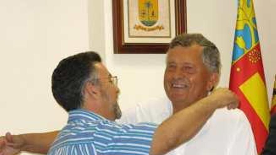 Manolo Pineda despidió con un abrazo a Fernando Morales.