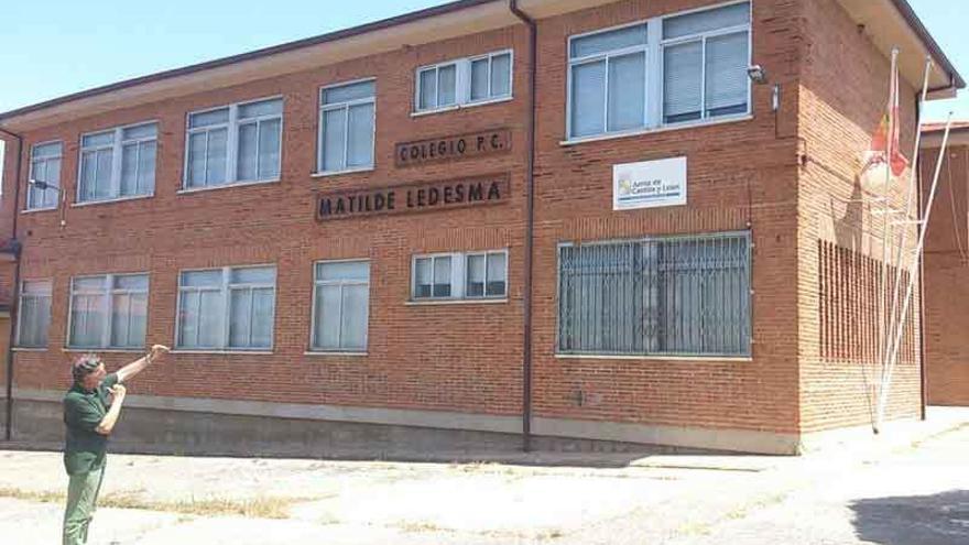 Edificio del colegio comarcal de Almeida, cuya segunda planta se ha cerrado.