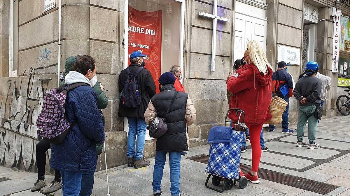 Intenso trabajo de oficina  en Cáritas Tui-Vigo.