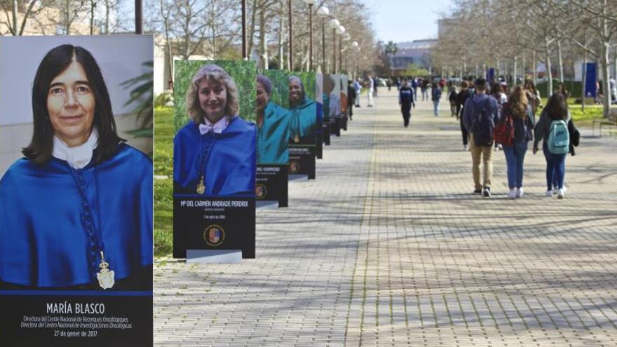 Exposición de mujeres científicas en la UA en un 8M anterior