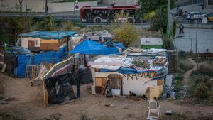 Familias malviven en asentamientos de barracas junto a la avenida de Vallcarca de Barcelona