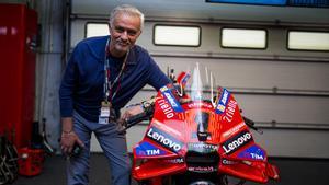 El técnico portugués Jose Mourinho estuvo ayer, en Portimao, y se fotografió junto a la Ducati del italiano Pecco Bagnaia (nº 1).