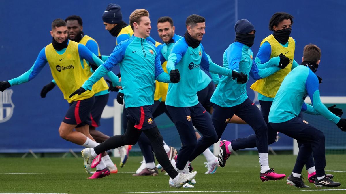 Los jugadores del Barça, en el calentamiento de la sesión preparatoria.