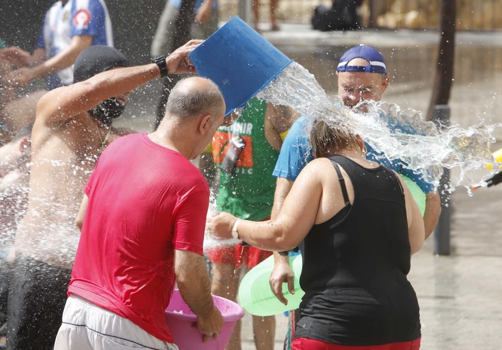 Un centenar de personas participan en la poalà, que se celebra en la plaza del Puente, en el Casco Antiguo de Alicante