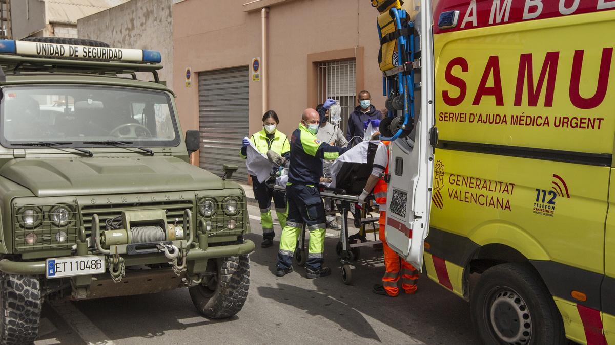 Dos intoxicados en el incendio de un almacén en Alicante