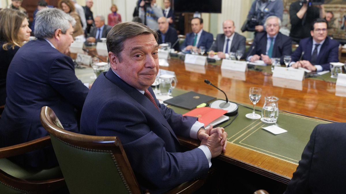 El ministro de Agricultura, Pesca y Alimentación, Luis Planas (c), preside el pleno del Observatorio de la Cadena Alimentaria, en la sede del Ministerio,