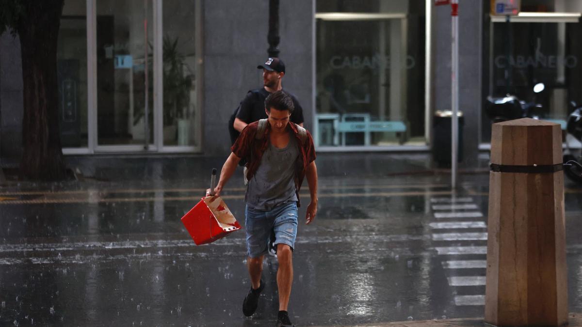Las fuertes lluvias ya descargan en València