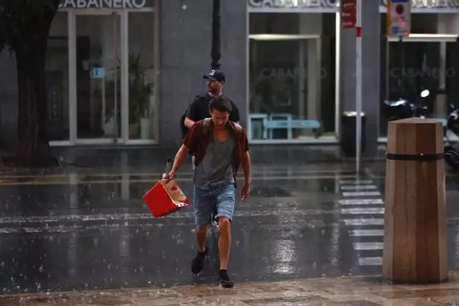 Las fuertes lluvias ya descargan en València