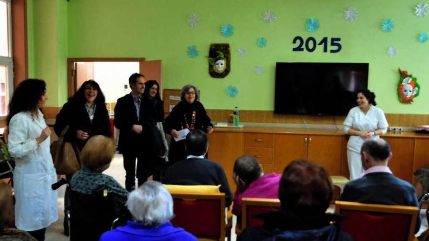 Una visita de la responsable autonómica Coro Piñeiro a la residencia de mayores Divina Pastora. // I. Abella