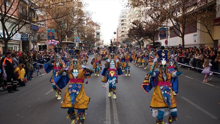 Cada vez más público sigue el desfile infantil