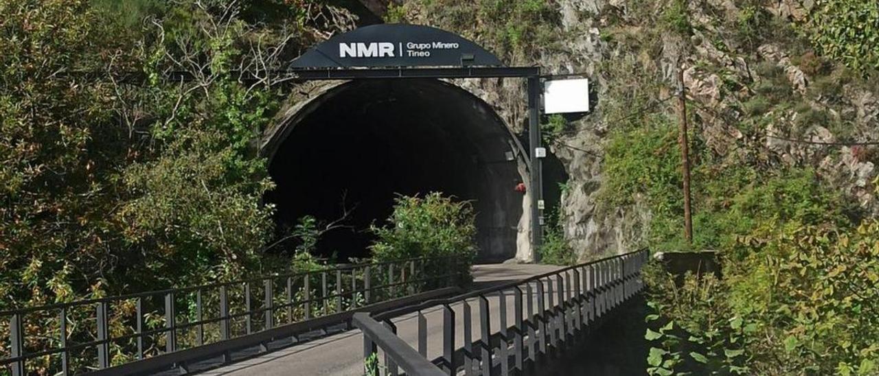 La entrada a la mina de Pilotuerto, en Tineo, ayer. | S. Arias