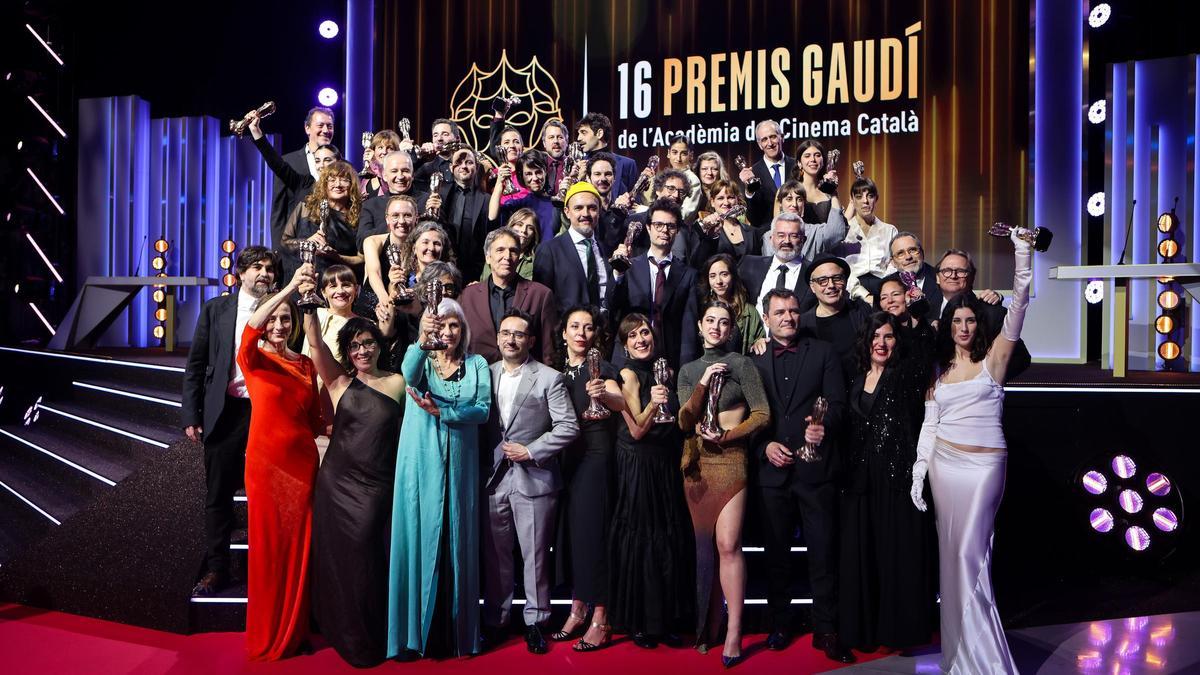 Els guanyadors dels Premis Gaudí 2024 en la foto de família final