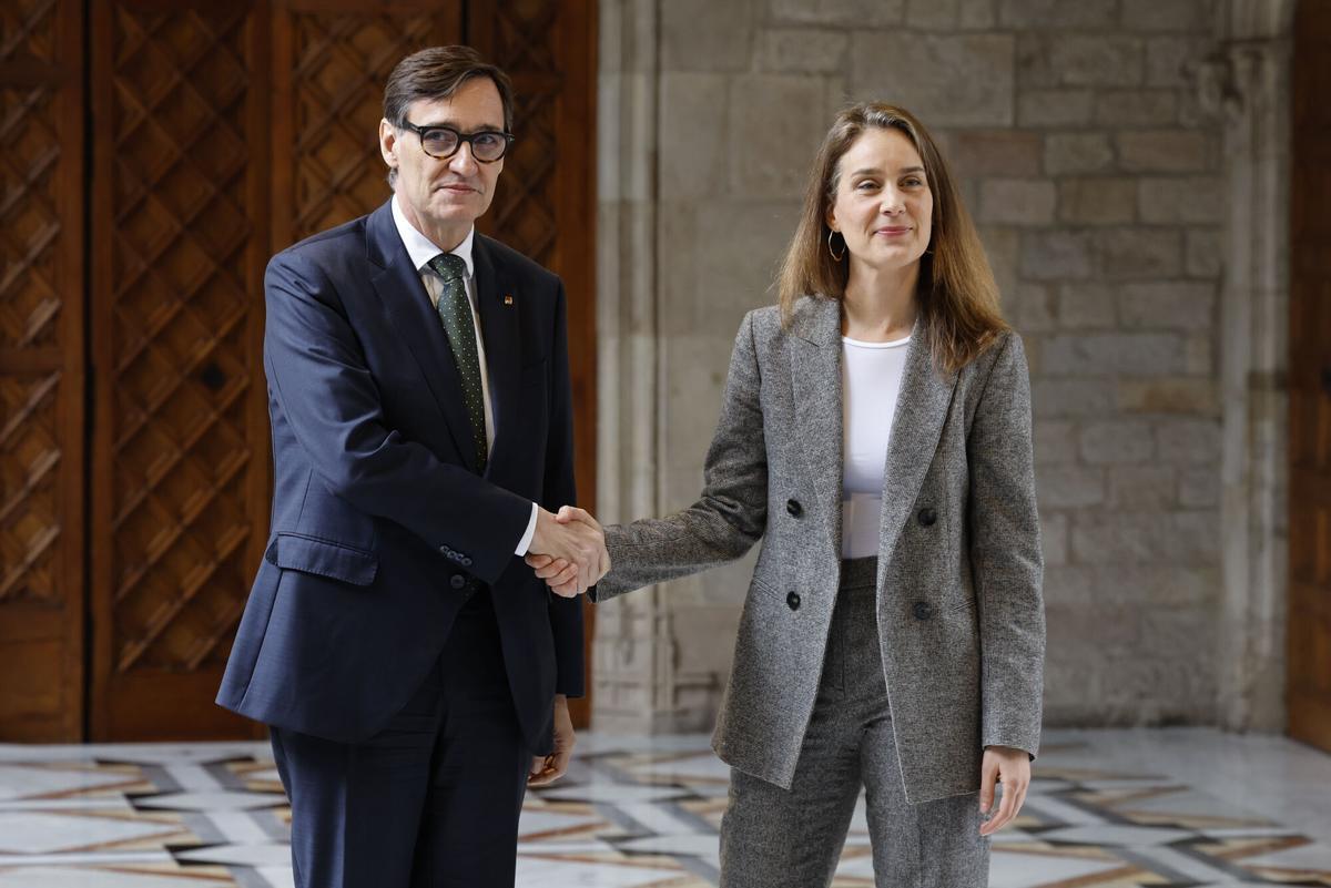 El presidente de la Generalitat, Salvador Illa, y la presidenta del grupo de Comuns, Jéssica Albiach, durante su encuentro este jueves, en el Palau de la Generalitat, en que escenifican la firma del acuerdo para el proyecto de los presupuestos de la Generalitat de 2026.