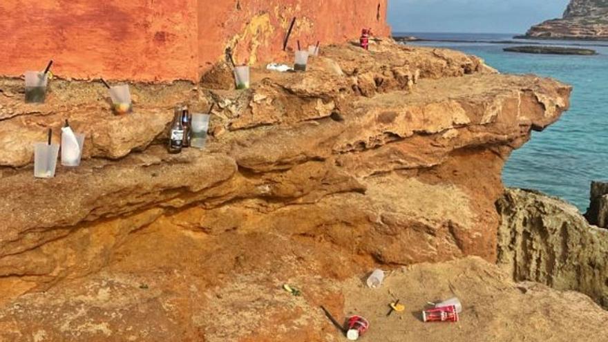 Sant Josep recuerda que multa por dejar basura en la costa