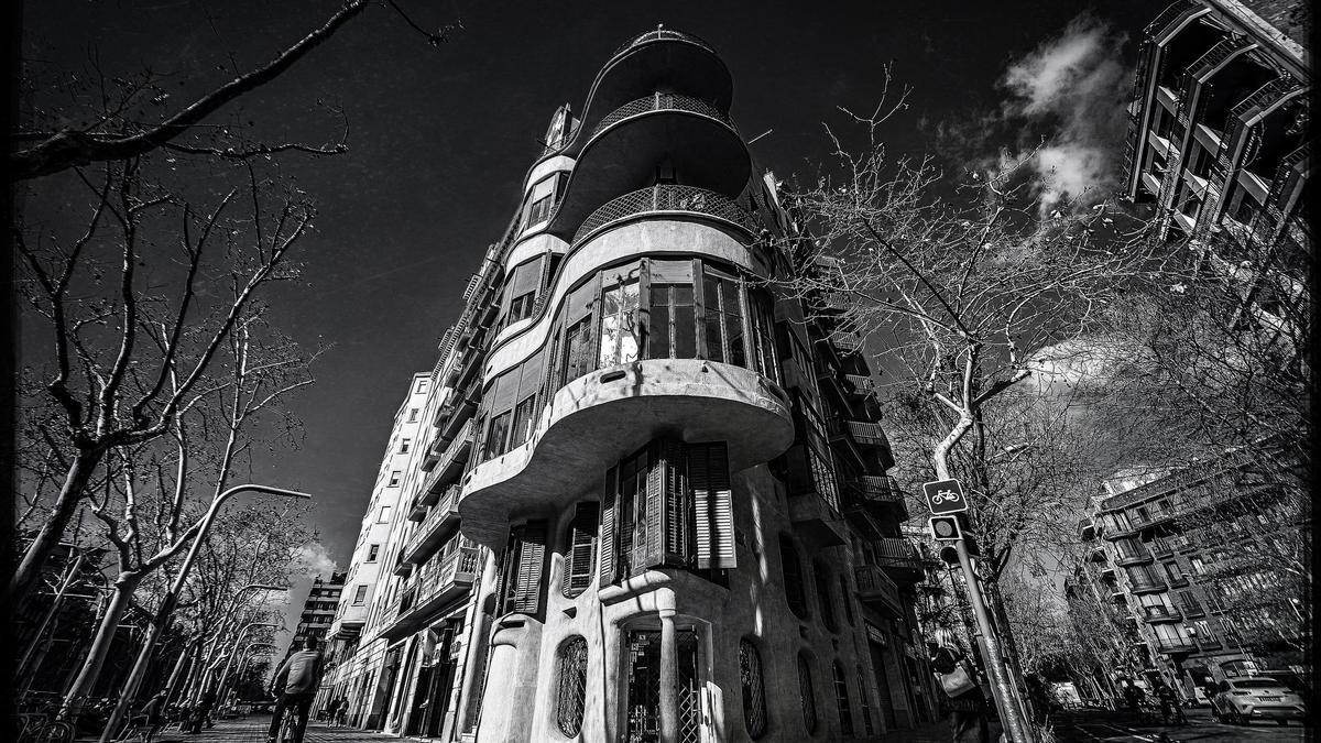 La Casa Planells, vista como si de un fotograma de 'El gabinete del doctor Caligari' se tratara.