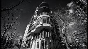 La Casa Planells, vista como si de un fotograma de El gabinete del doctor Caligari se tratara.