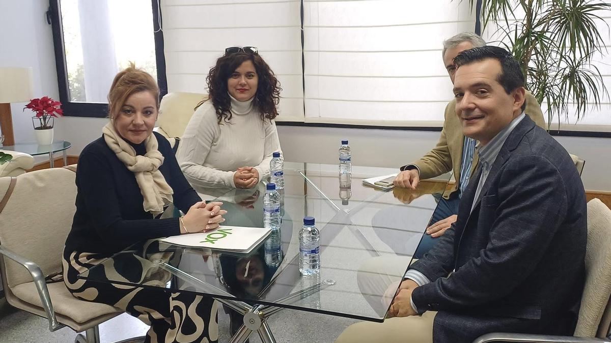 Virginia Pérez Sánchez, entre María Gil, portavoz de Vox en Ceutí, y el presidente actual de Vox en la Región, José Manuel Pancorbo.