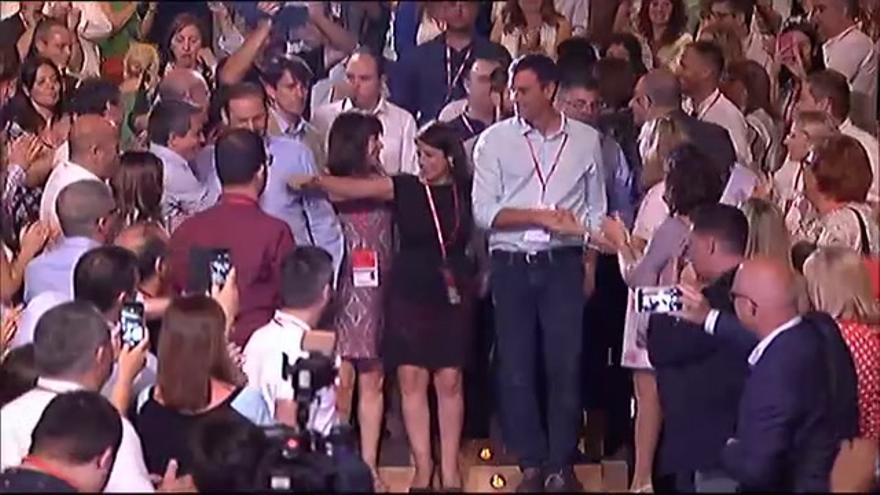 Vídeo / Sánchez entra al congreso del PSOE al grito de “presidente” y recibe el abrazo de Zapatero