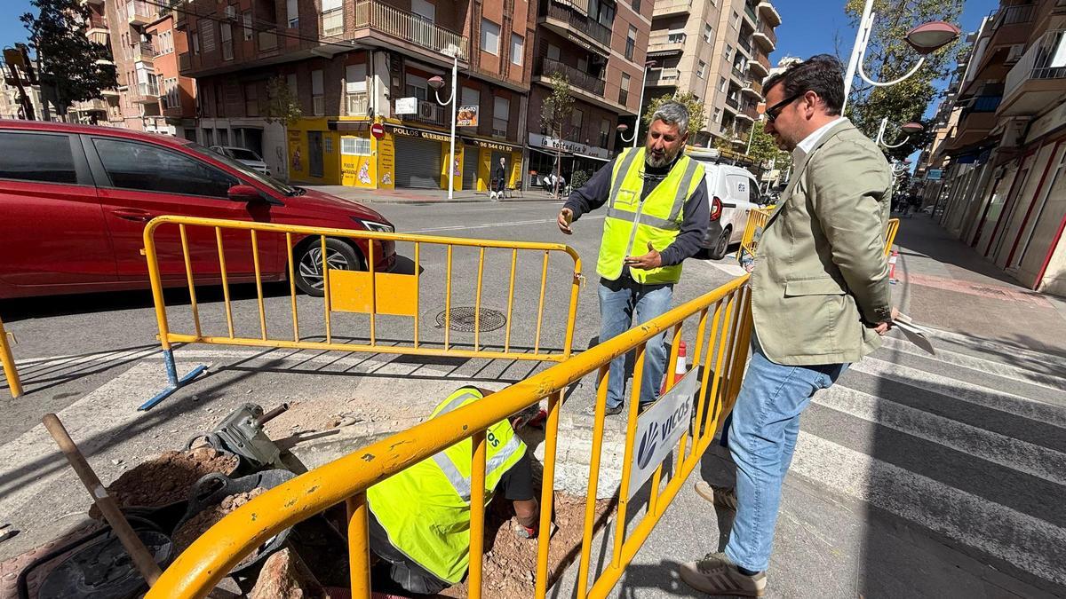 El concejal de Espacios Públicos y Movilidad, Claudio Guilabert, revisa las obras en la avenida de Novelda