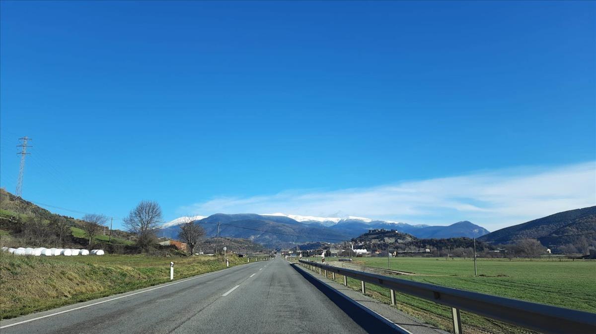 Una de las carreteras del entorno de La Seu d'Urgell, desierta, este sábado.