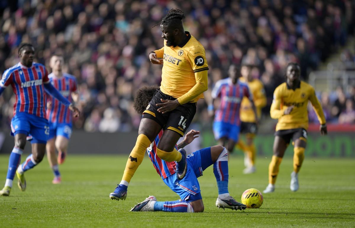 Tolu Arokodare, del Wolverhampton Wanderers, ante Chris Richards, del Crystal Palace