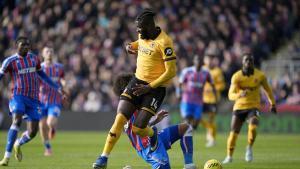 Tolu Arokodare, del Wolverhampton Wanderers, ante Chris Richards, del Crystal Palace