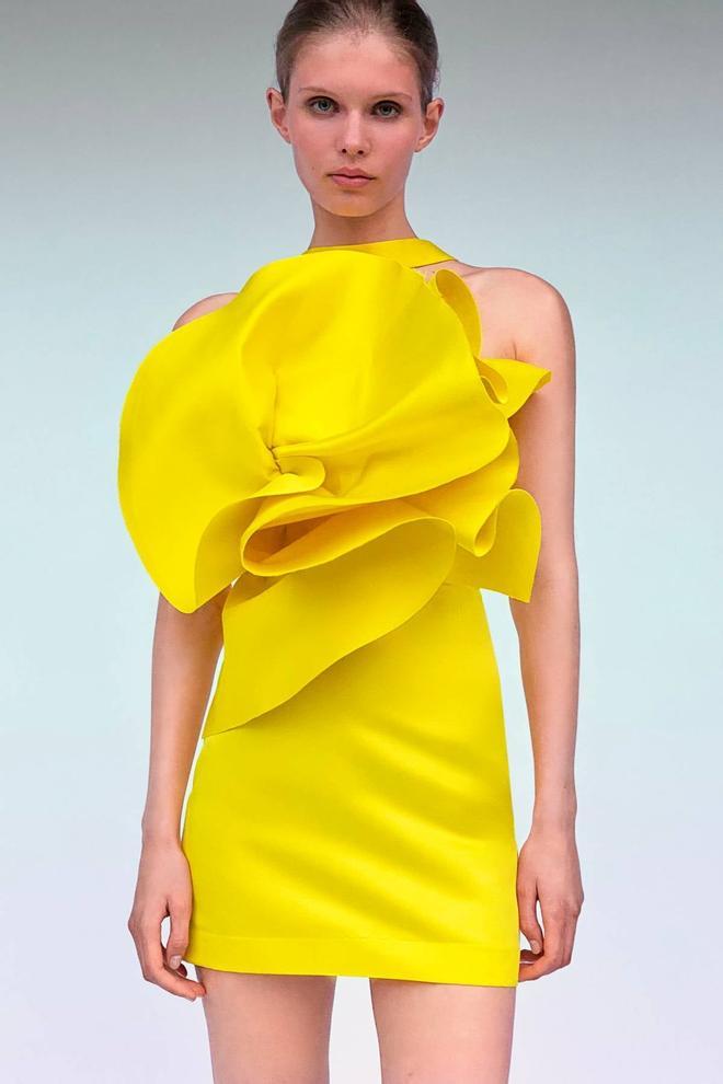 Vestido corto color amarillo con detalle volumen de Zara