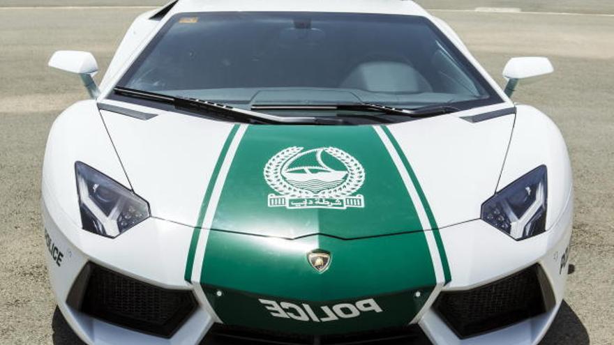 La policía de Dubai patrulla a lomos de un Lamborghini