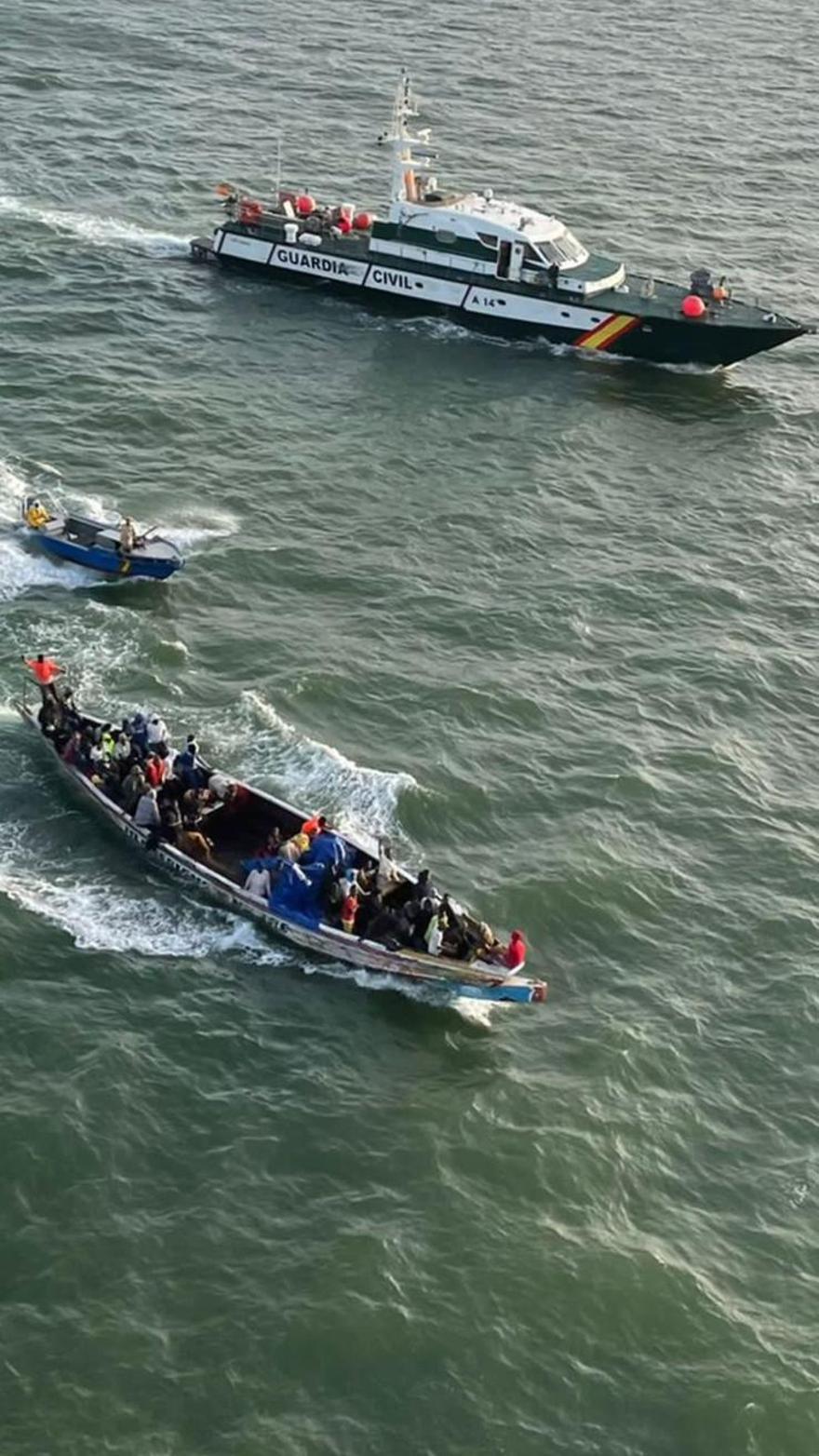 Intervención de la Guardia Civil en aguas de Mauritania para socorrer a los pasajeros de una patera