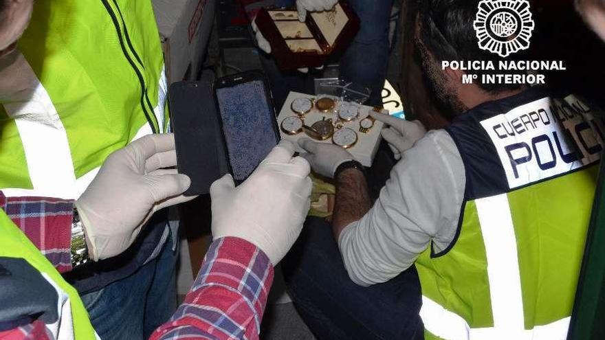 Las joyas y relojes recuperados por la Policía tras la detención del extrabajador del juzgado. // Policía