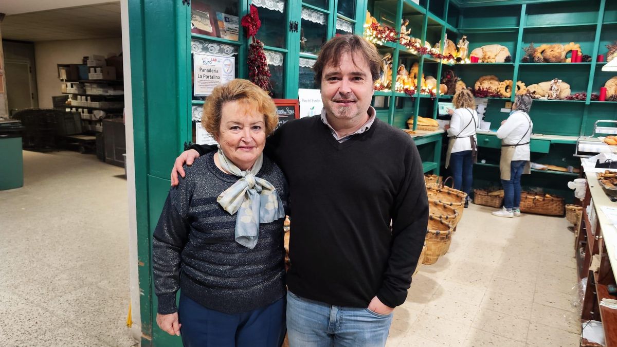 Loli Valdivares y su hijo Omar Sánchez en la panadería