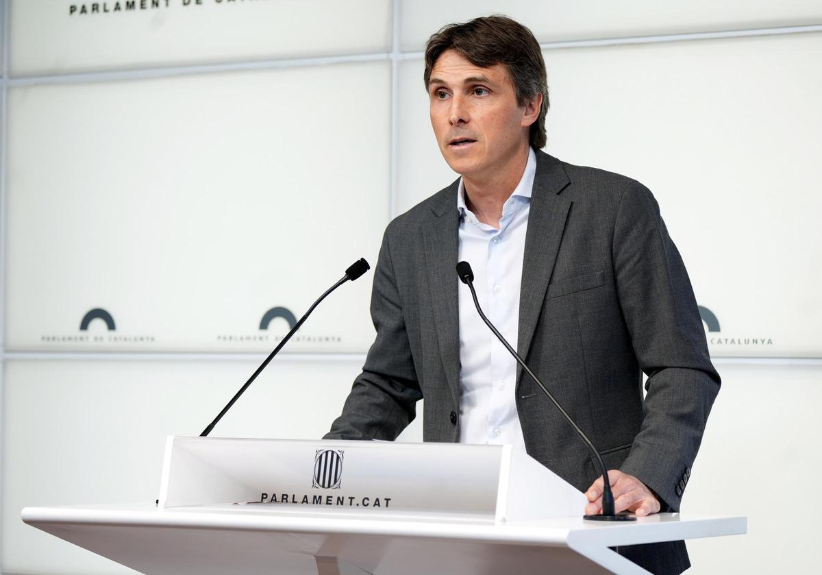 El portavoz de Junts en el Parlament, Salvador Vergés, este martes en rueda de prensa.