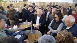 Los Amigos de la Cruz Blanca celebran con un perol de migas la solidaridad con Córdoba