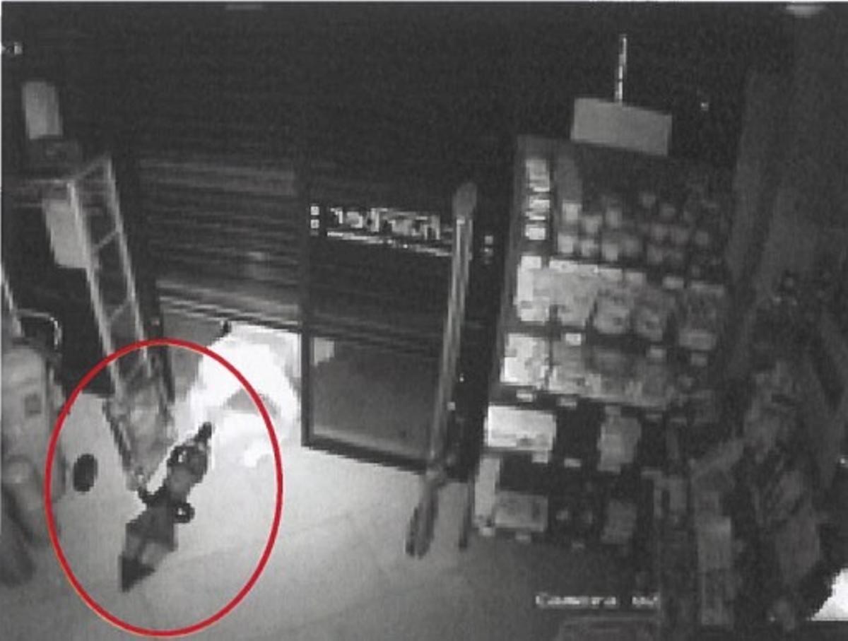 Un ladrón entra con la pinza hidráulica de los bomberos en una gasolinera.