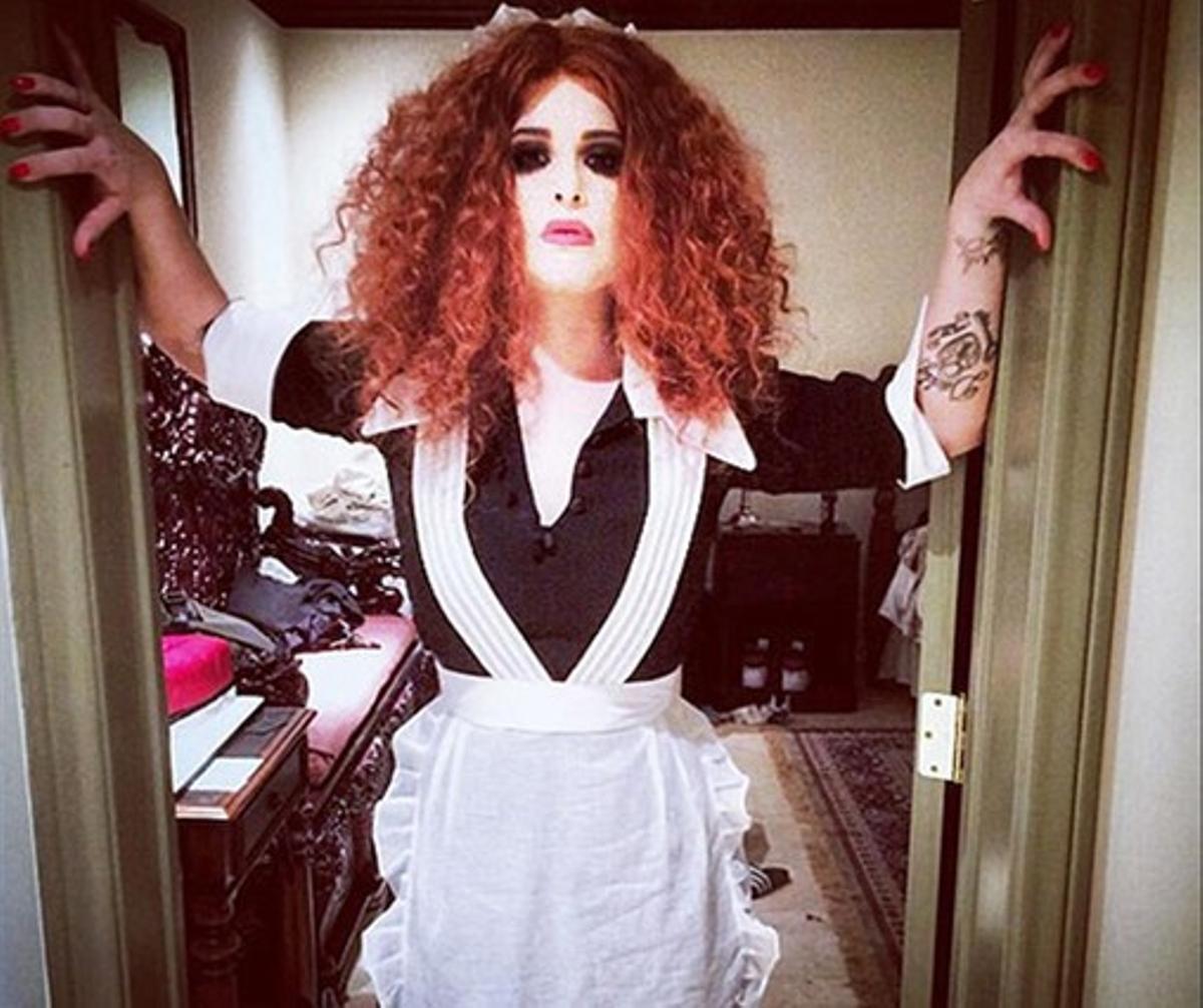 Kelly Osbourne, de criada.