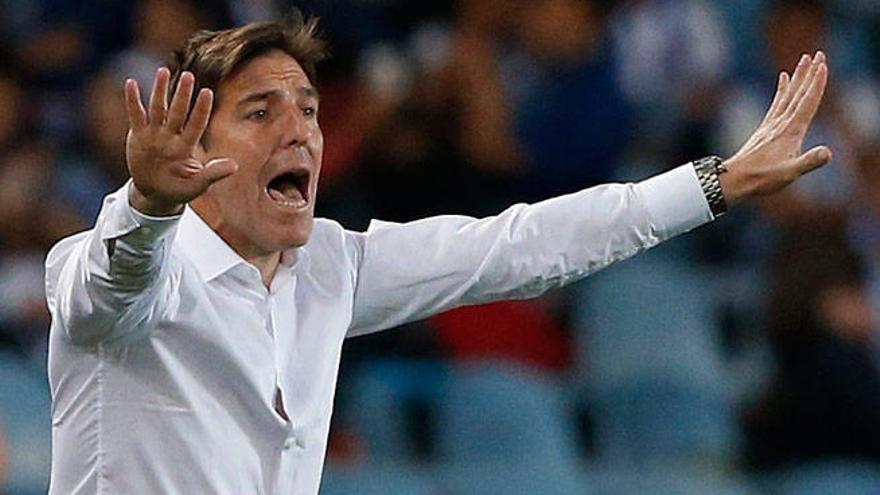 Eduardo Berizzo pide orden a sus jugadores. // Efe