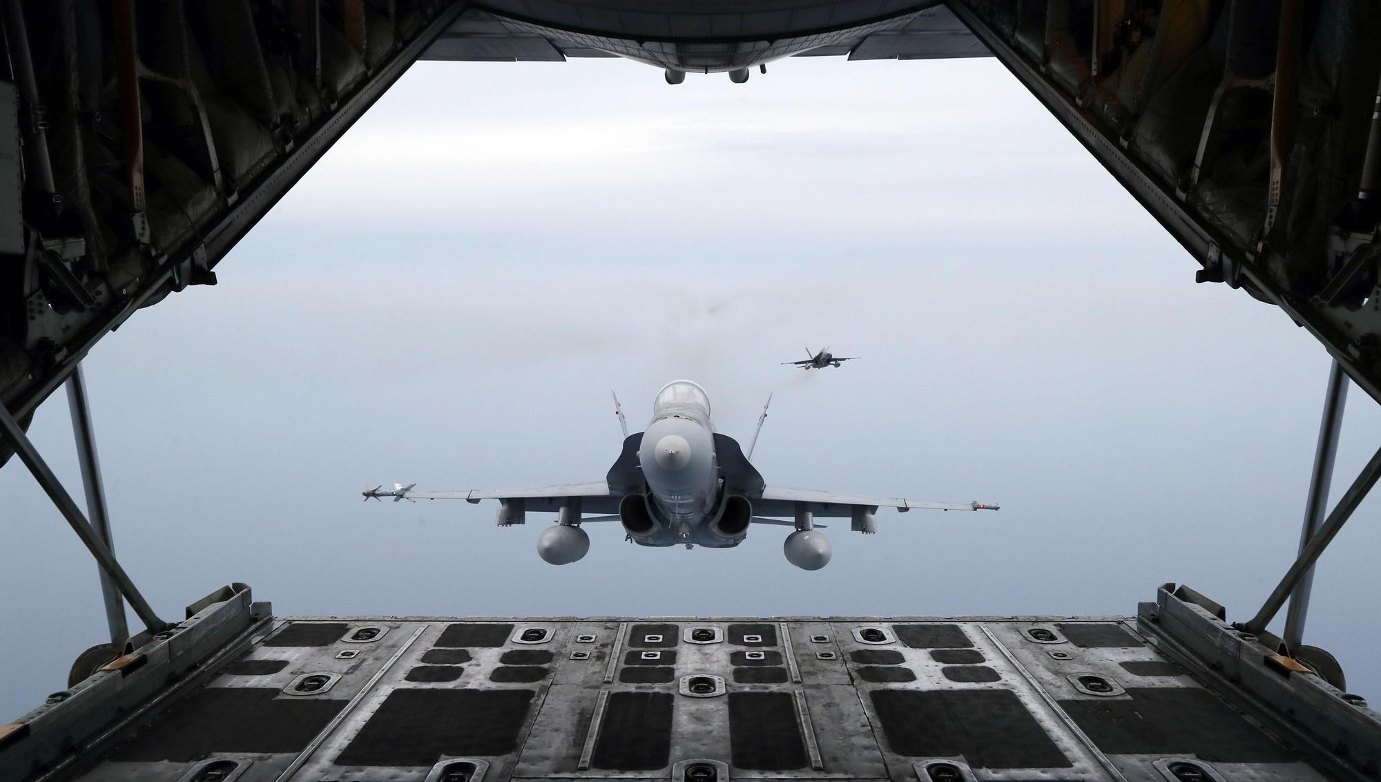 Dos cazas del F-18  en medio de un vuelo.
