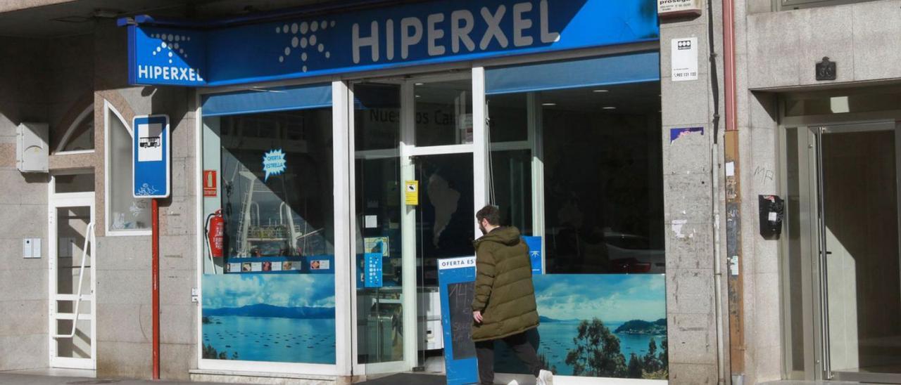 Fachada de una tienda de Hiperxel. |   // IÑAKI OSORIO