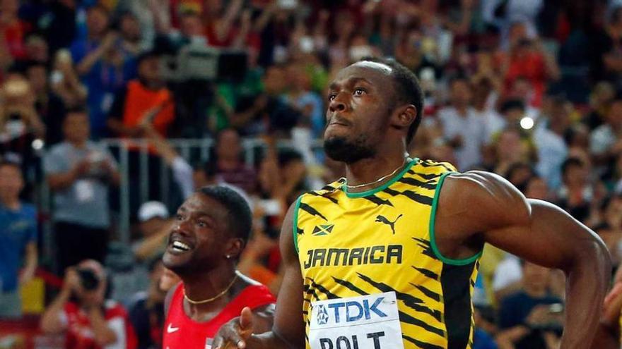 Bolt y Gatlin, en la llegada de los 100 metros.